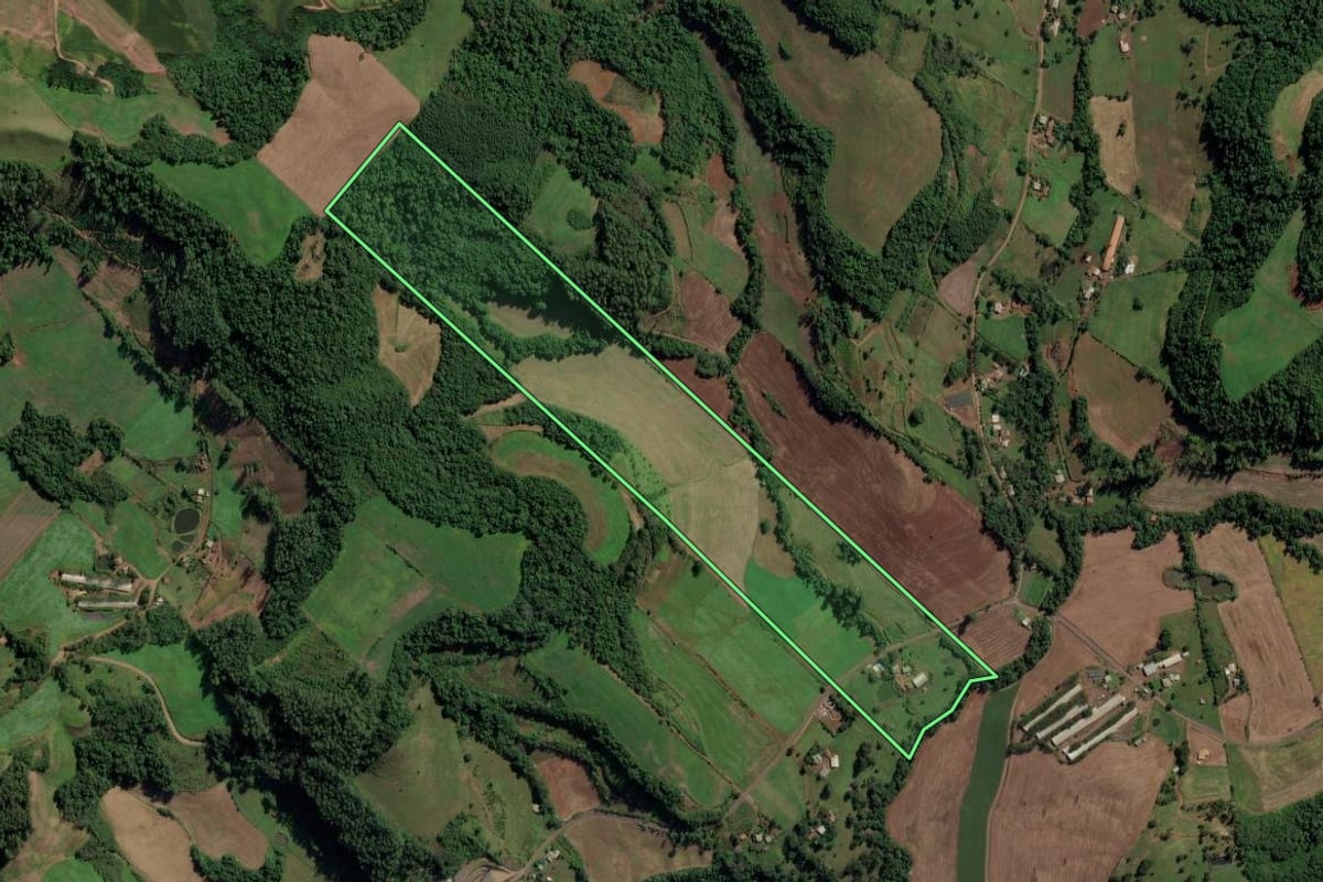 Imagem de satélite do imóvel rural em Iraceminha (SC), com o contorno declarado no CAR desenhado por cima.