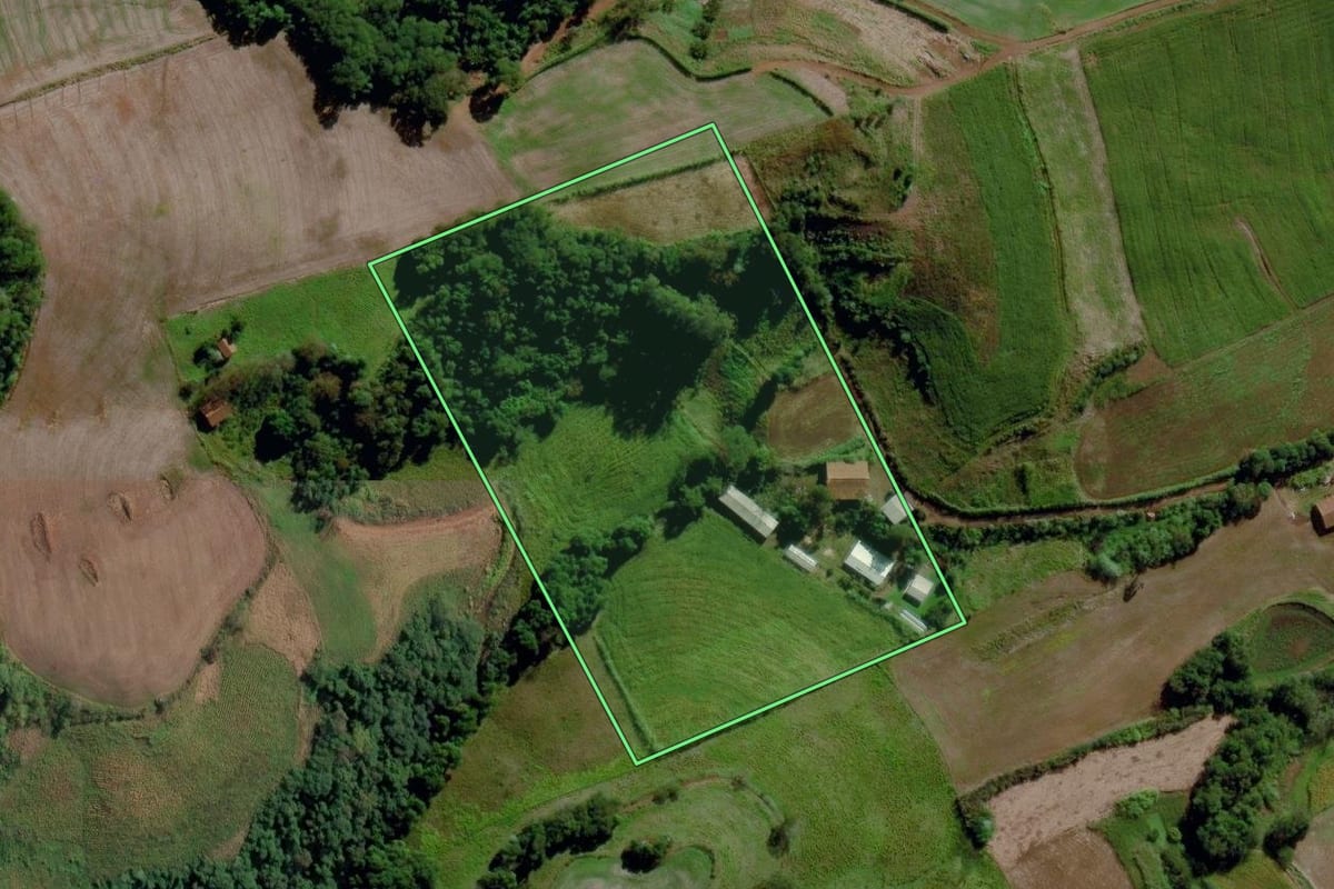 Imagem de satélite do imóvel rural em Iraceminha (SC), com o contorno declarado no CAR desenhado por cima.