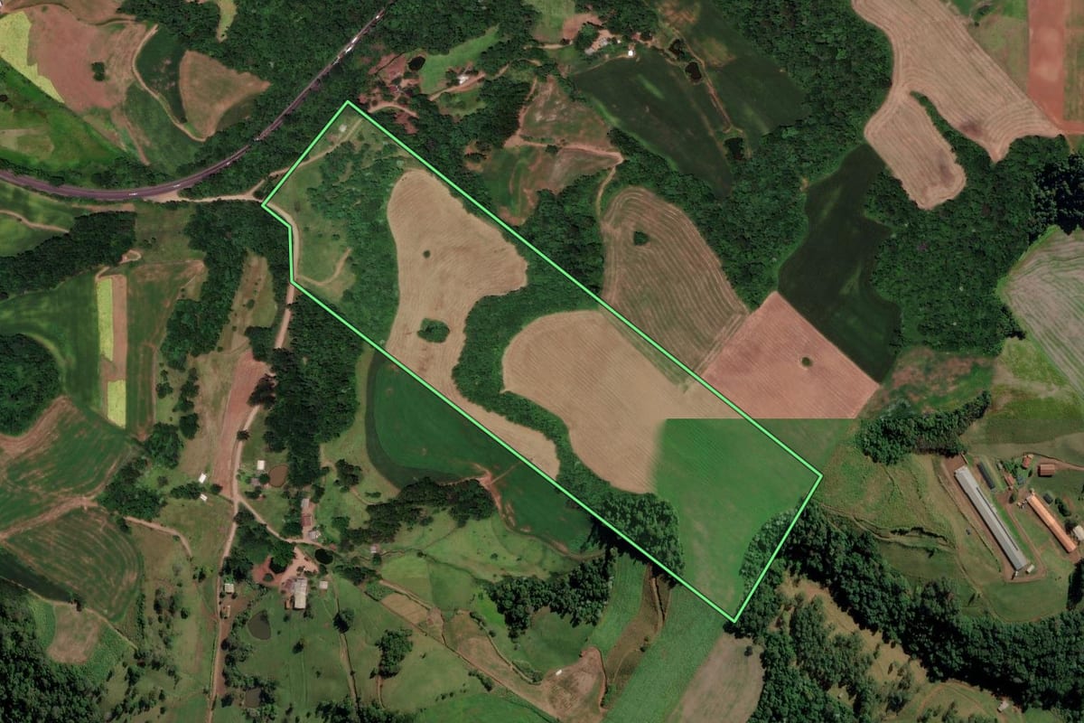 Imagem de satélite do imóvel rural em Iraceminha (SC), com o contorno declarado no CAR desenhado por cima.
