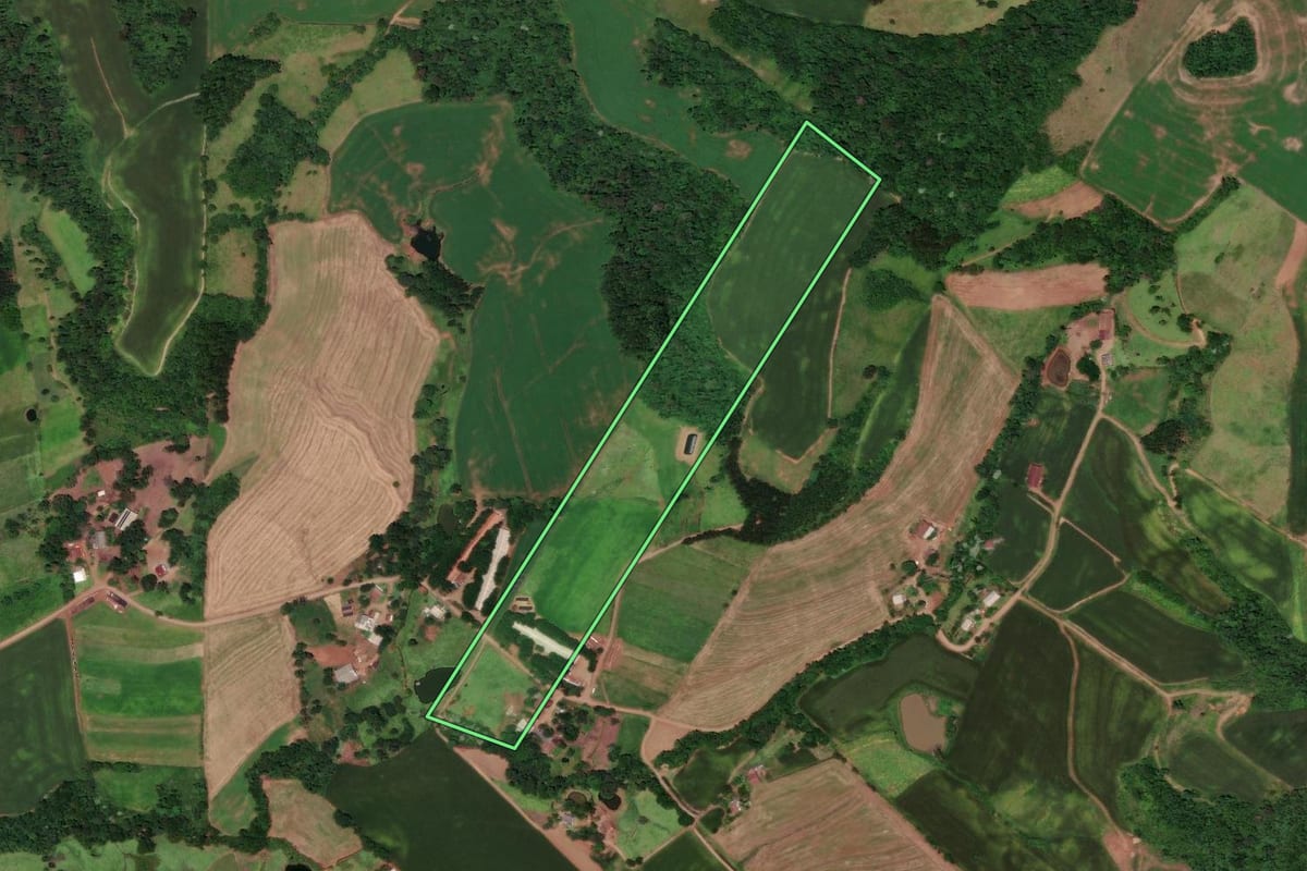 Imagem de satélite do imóvel rural em Iraceminha (SC), com o contorno declarado no CAR desenhado por cima.