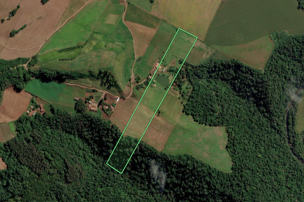 Imagem de satélite do imóvel rural em Iraceminha (SC), com o contorno declarado no CAR desenhado por cima.