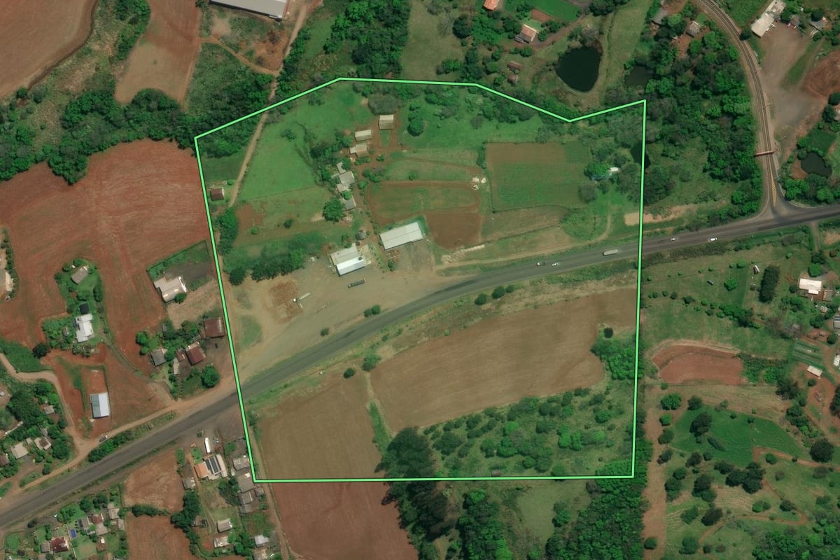 Imagem de satélite do imóvel rural em Iraceminha (SC), com o contorno declarado no CAR desenhado por cima.