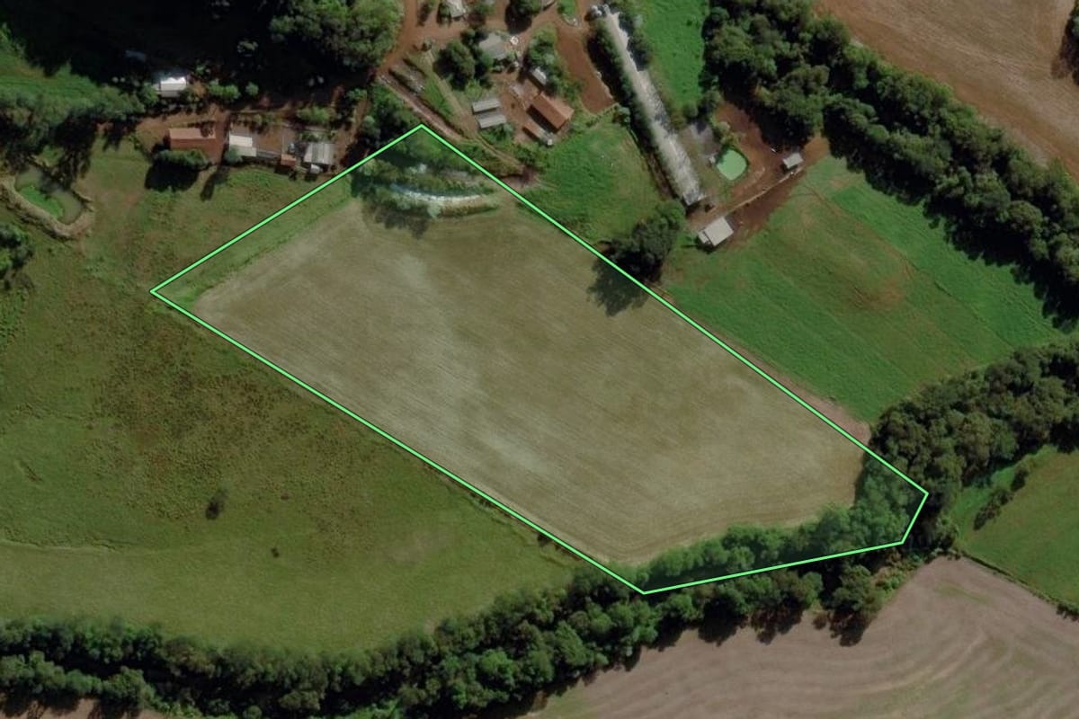 Imagem de satélite do imóvel rural em Iraceminha (SC), com o contorno declarado no CAR desenhado por cima.