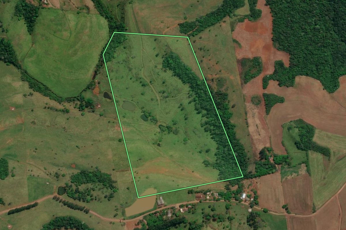 Imagem de satélite do imóvel rural em Iraceminha (SC), com o contorno declarado no CAR desenhado por cima.