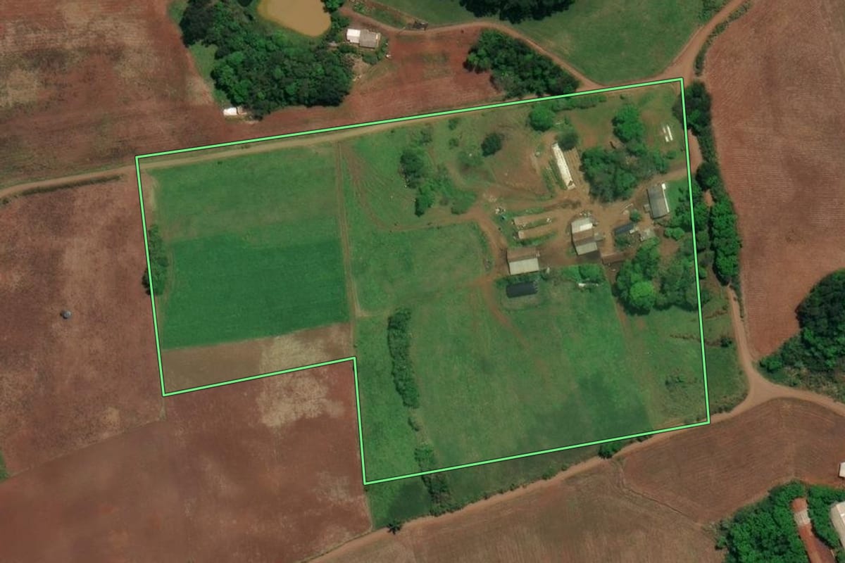 Imagem de satélite do imóvel rural em Iraceminha (SC), com o contorno declarado no CAR desenhado por cima.