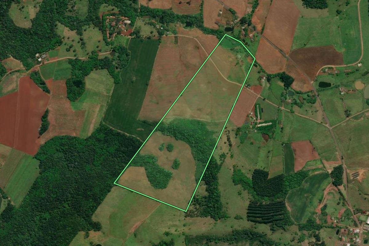 Imagem de satélite do imóvel rural em Iraceminha (SC), com o contorno declarado no CAR desenhado por cima.