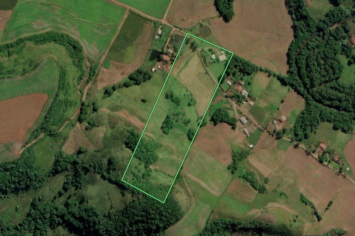 Imagem de satélite do imóvel rural em Iraceminha (SC), com o contorno declarado no CAR desenhado por cima.