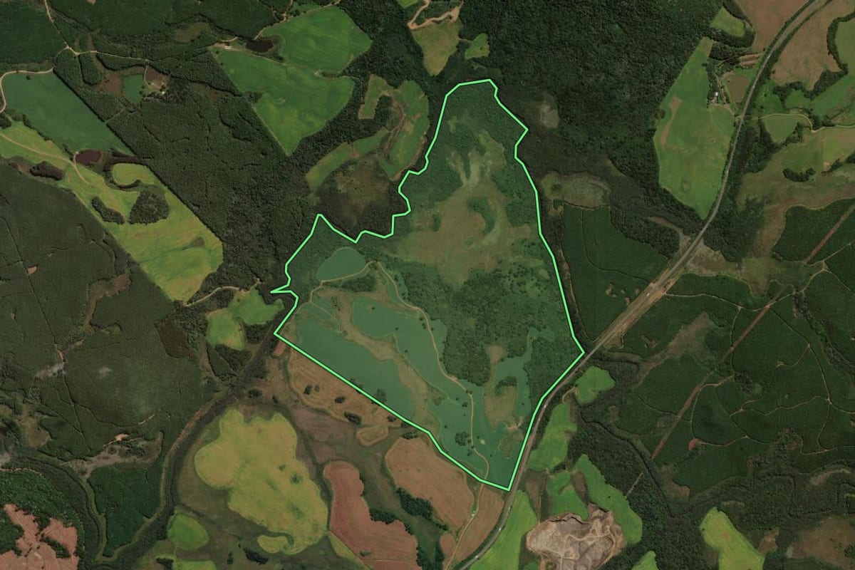 Imagem de satélite do imóvel rural em Irani (SC), com o contorno declarado no CAR desenhado por cima.