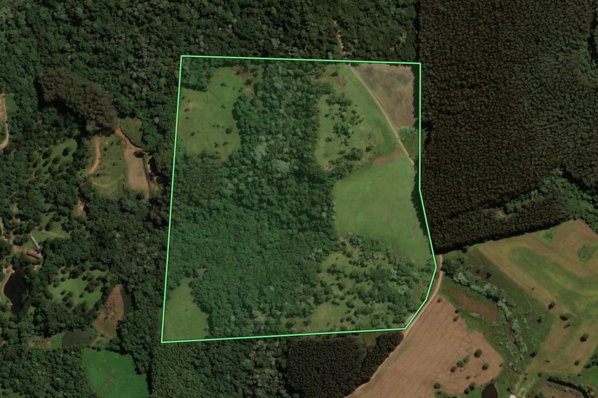 Imagem de satélite do imóvel rural em Irani (SC), com o contorno declarado no CAR desenhado por cima.