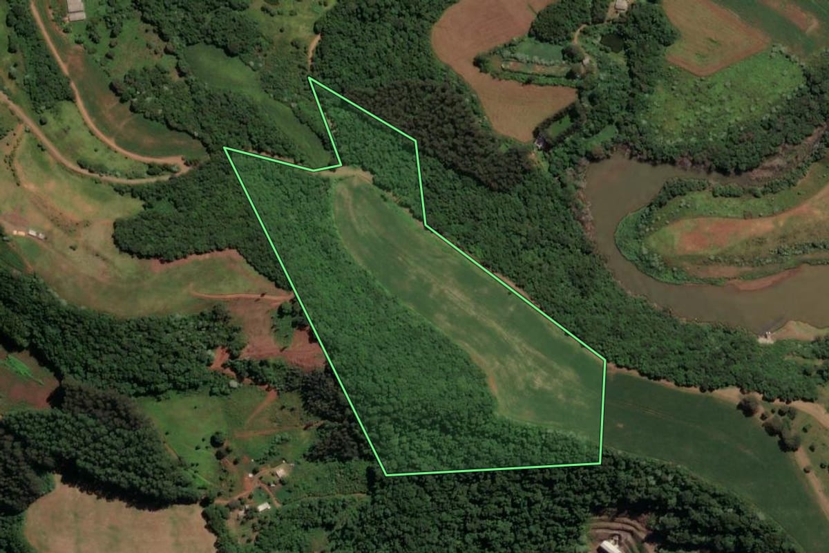 Imagem de satélite do imóvel rural em Irani (SC), com o contorno declarado no CAR desenhado por cima.