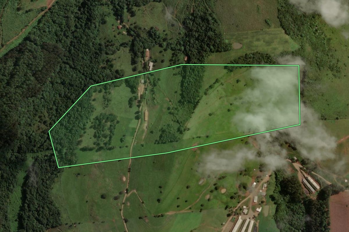 Imagem de satélite do imóvel rural em Irani (SC), com o contorno declarado no CAR desenhado por cima.