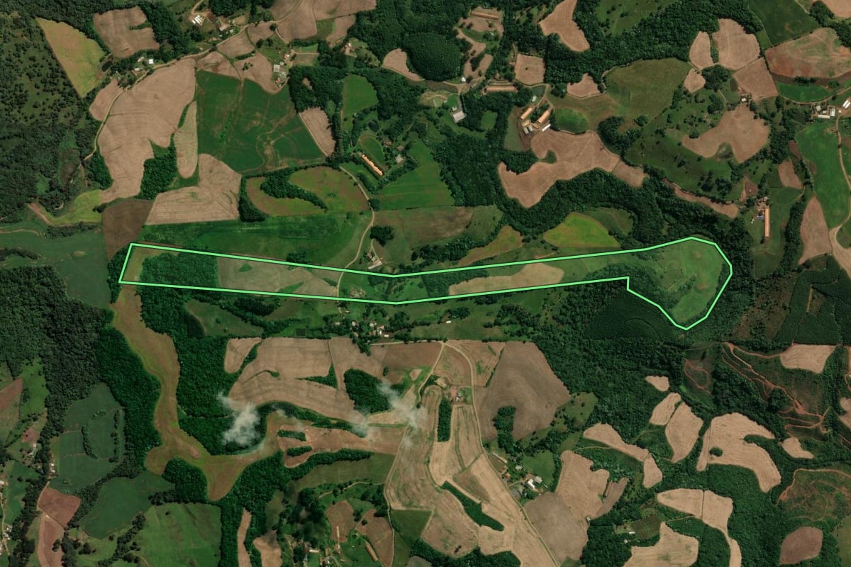 Imagem de satélite do imóvel rural em Irani (SC), com o contorno declarado no CAR desenhado por cima.
