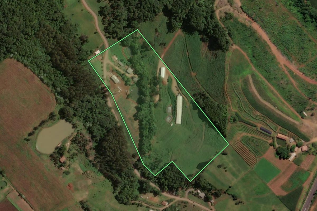 Imagem de satélite do imóvel rural em Irani (SC), com o contorno declarado no CAR desenhado por cima.