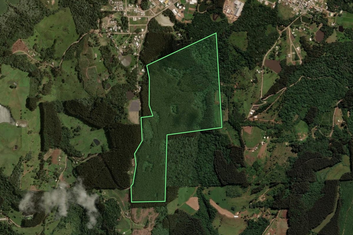 Imagem de satélite do imóvel rural em Irani (SC), com o contorno declarado no CAR desenhado por cima.
