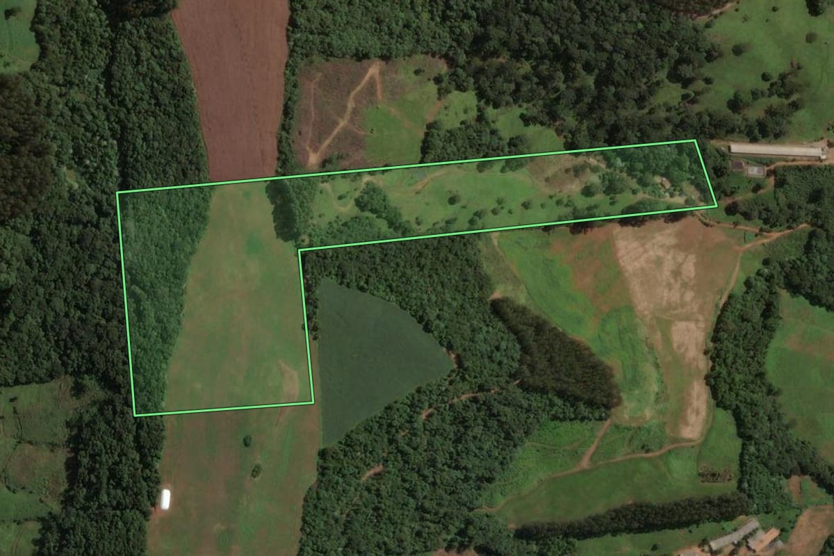 Imagem de satélite do imóvel rural em Irani (SC), com o contorno declarado no CAR desenhado por cima.