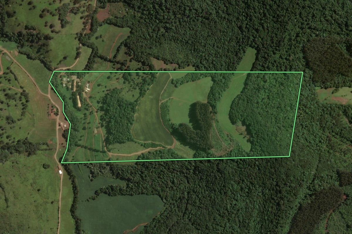 Imagem de satélite do imóvel rural em Irani (SC), com o contorno declarado no CAR desenhado por cima.