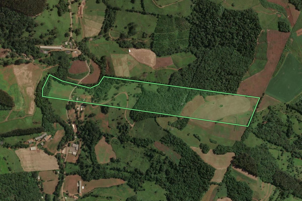 Imagem de satélite do imóvel rural em Irani (SC), com o contorno declarado no CAR desenhado por cima.