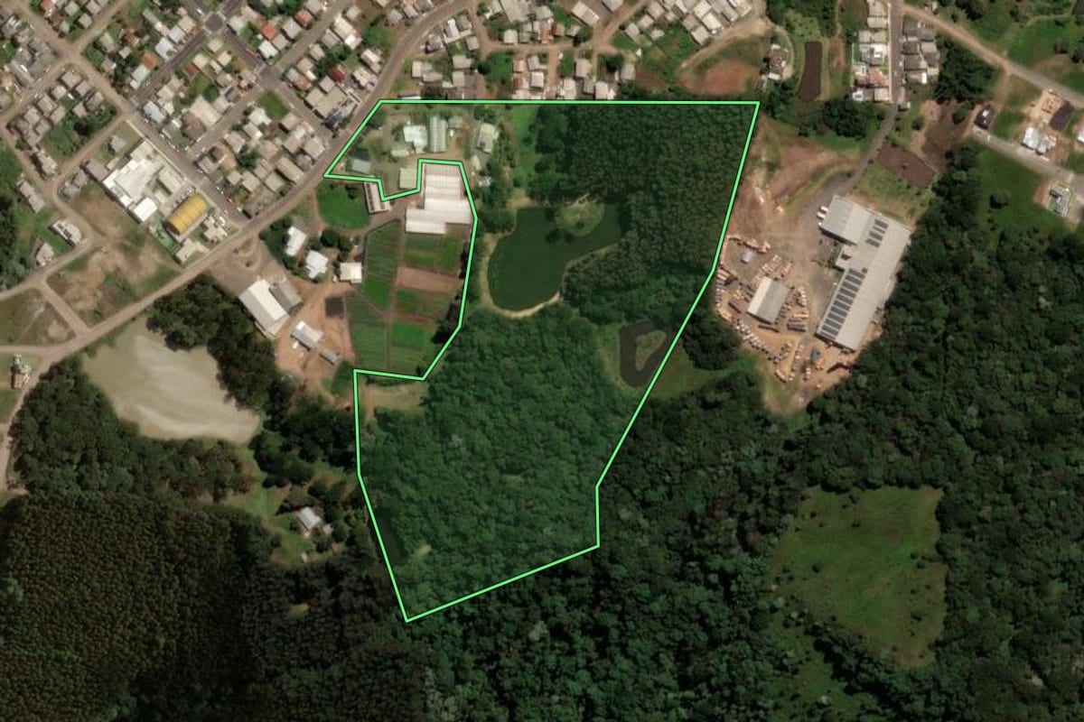 Imagem de satélite do imóvel rural em Irani (SC), com o contorno declarado no CAR desenhado por cima.