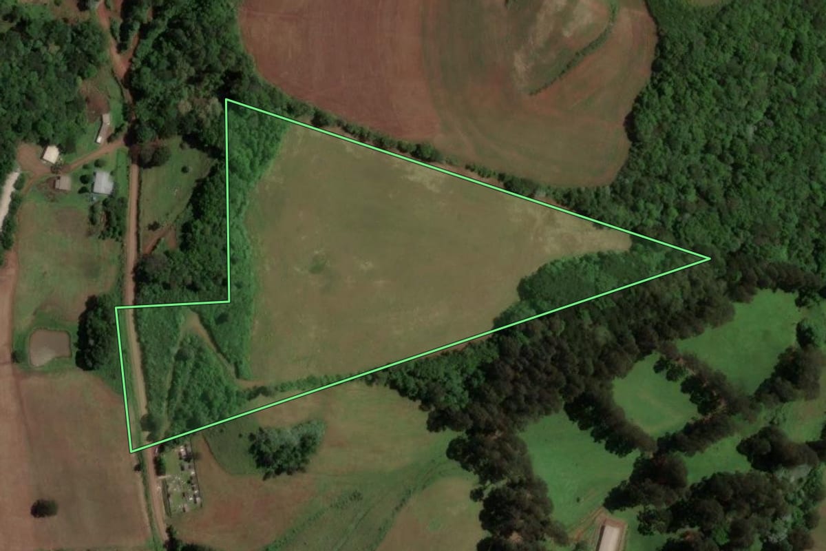 Imagem de satélite do imóvel rural em Irani (SC), com o contorno declarado no CAR desenhado por cima.