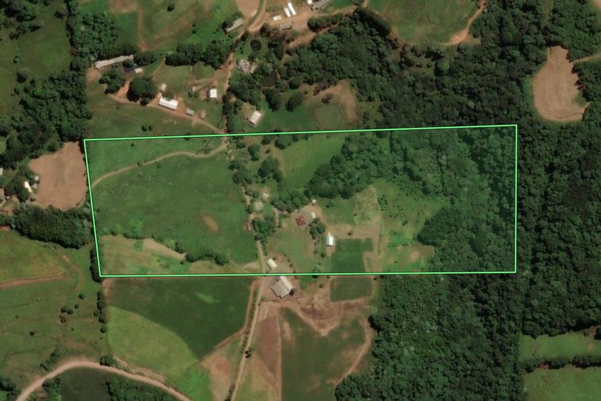 Imagem de satélite do imóvel rural em Irani (SC), com o contorno declarado no CAR desenhado por cima.