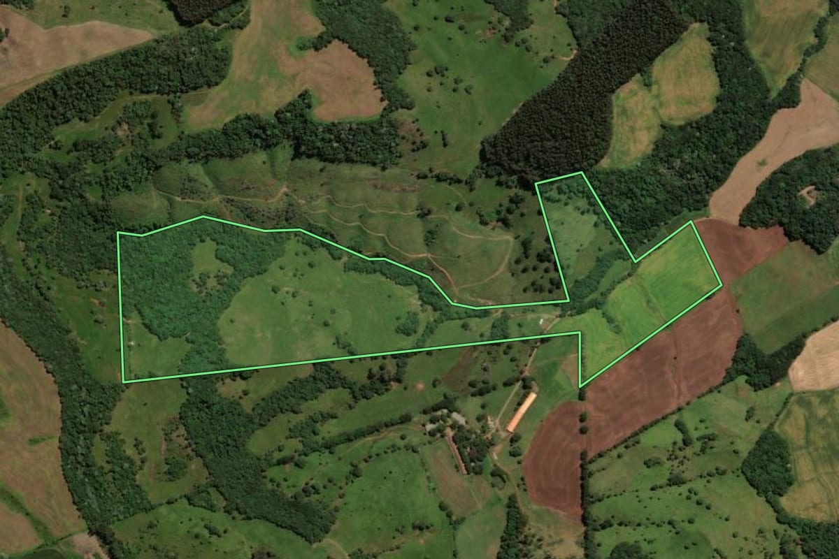 Imagem de satélite do imóvel rural em Irani (SC), com o contorno declarado no CAR desenhado por cima.