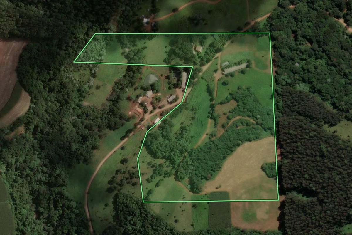 Imagem de satélite do imóvel rural em Irani (SC), com o contorno declarado no CAR desenhado por cima.