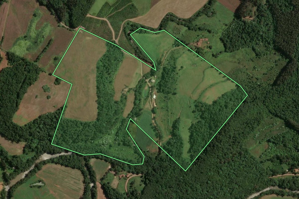 Imagem de satélite do imóvel rural em Irani (SC), com o contorno declarado no CAR desenhado por cima.