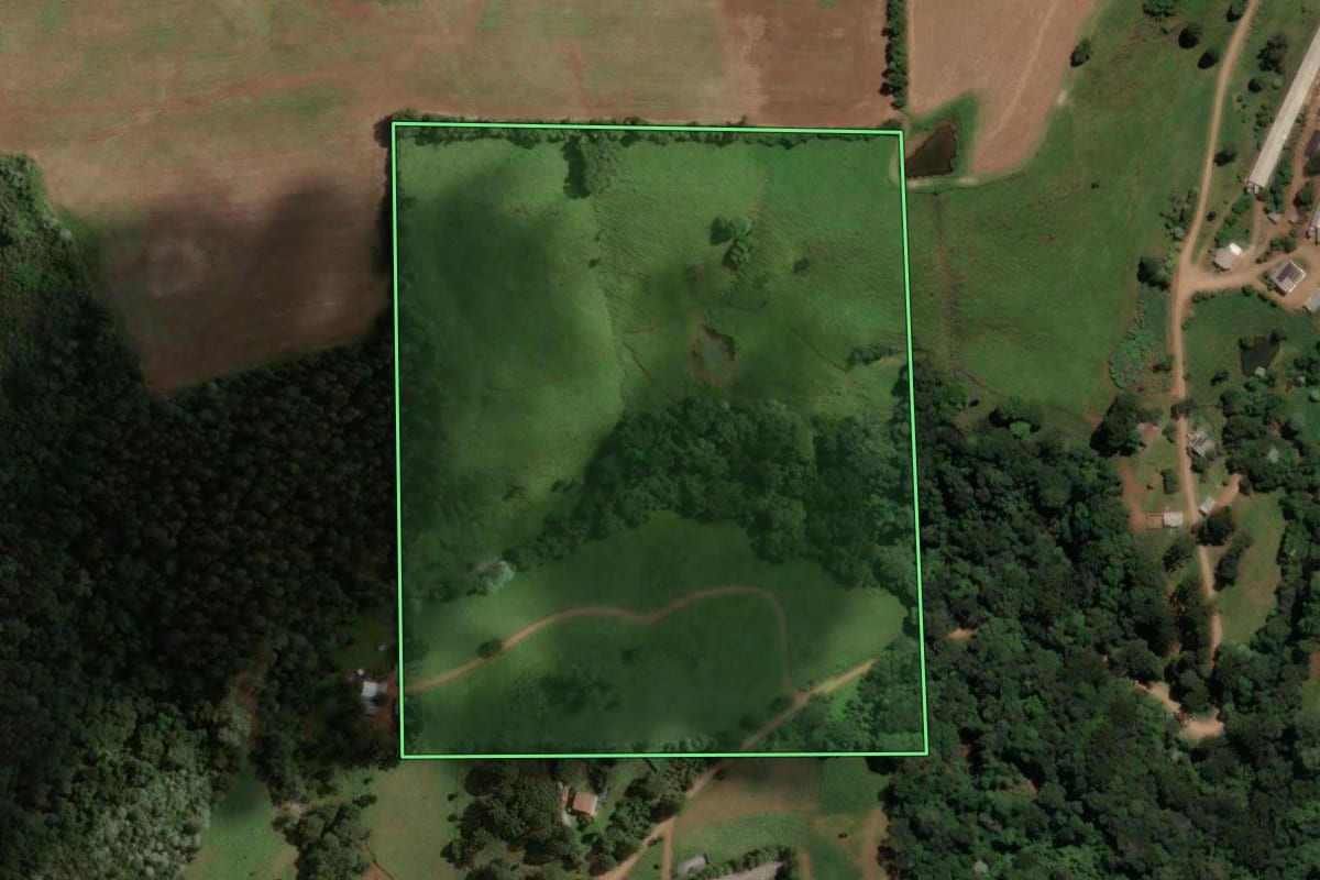 Imagem de satélite do imóvel rural em Irani (SC), com o contorno declarado no CAR desenhado por cima.