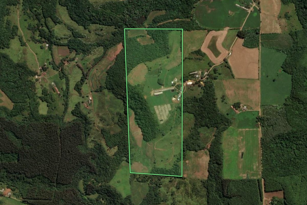 Imagem de satélite do imóvel rural em Irani (SC), com o contorno declarado no CAR desenhado por cima.