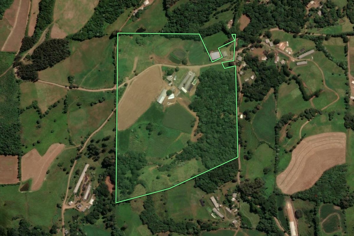 Imagem de satélite do imóvel rural em Irani (SC), com o contorno declarado no CAR desenhado por cima.