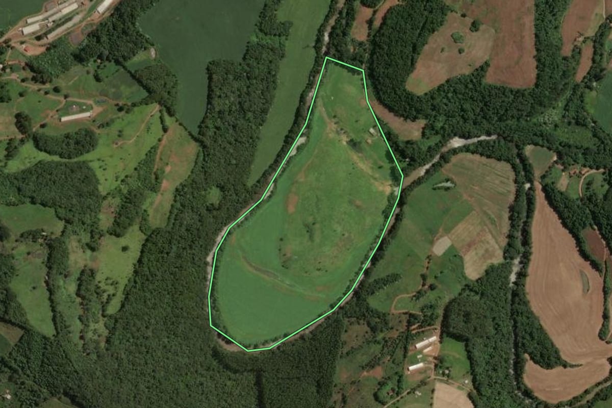 Imagem de satélite do imóvel rural em Irani (SC), com o contorno declarado no CAR desenhado por cima.