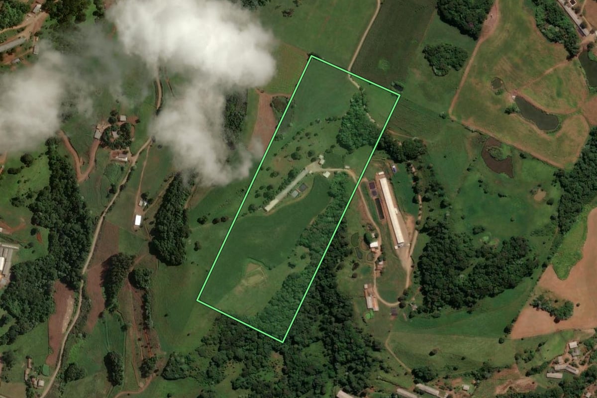 Imagem de satélite do imóvel rural em Irani (SC), com o contorno declarado no CAR desenhado por cima.