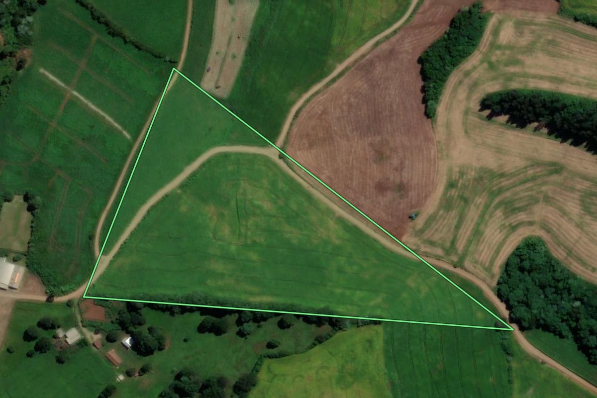 Imagem de satélite do imóvel rural em Irani (SC), com o contorno declarado no CAR desenhado por cima.