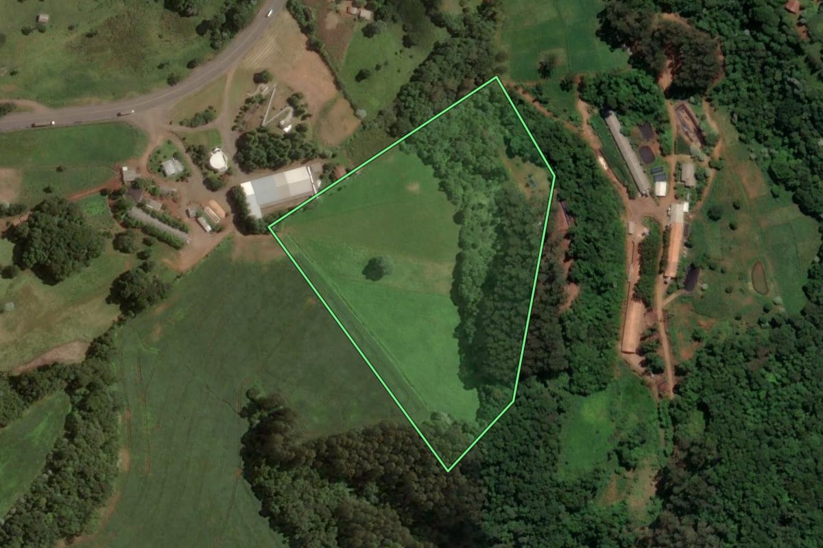 Imagem de satélite do imóvel rural em Irani (SC), com o contorno declarado no CAR desenhado por cima.
