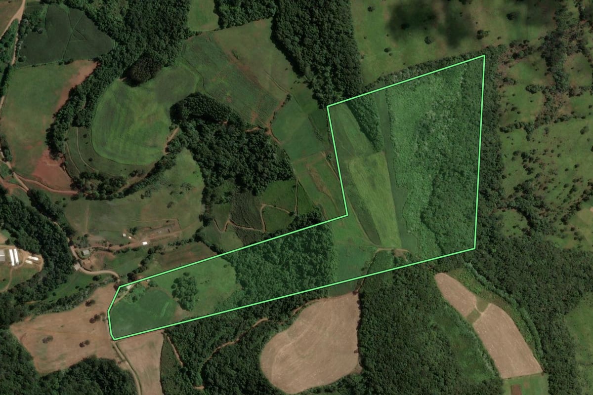 Imagem de satélite do imóvel rural em Irani (SC), com o contorno declarado no CAR desenhado por cima.