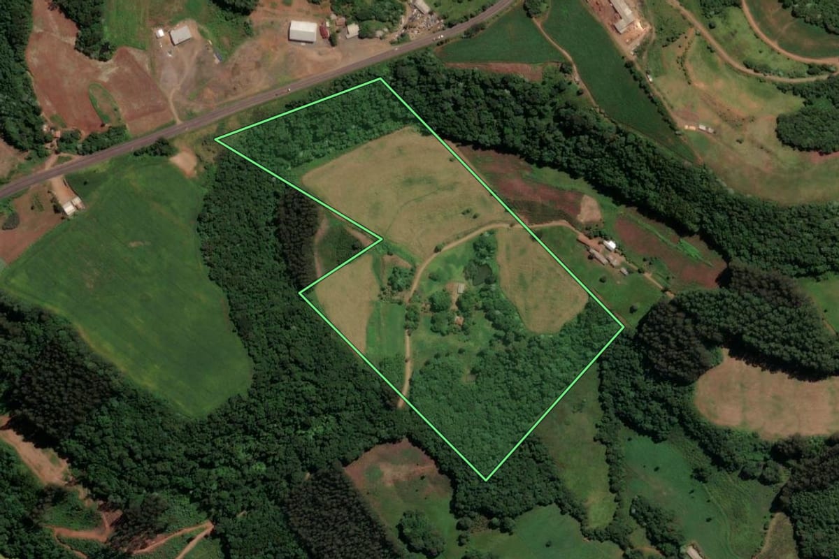 Imagem de satélite do imóvel rural em Irani (SC), com o contorno declarado no CAR desenhado por cima.