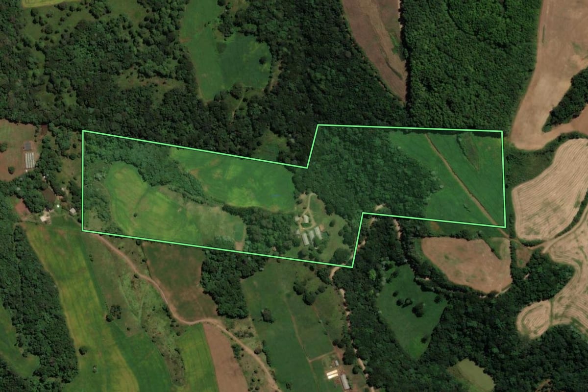 Imagem de satélite do imóvel rural em Irani (SC), com o contorno declarado no CAR desenhado por cima.
