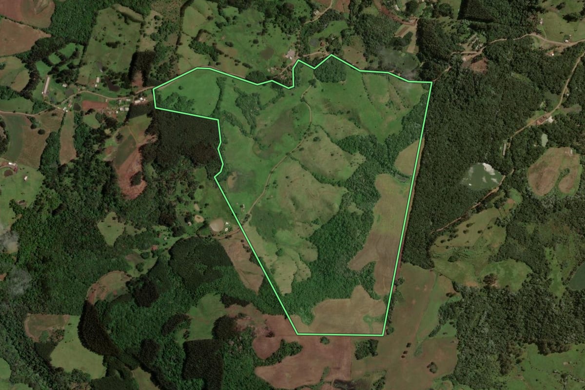 Imagem de satélite do imóvel rural em Irani (SC), com o contorno declarado no CAR desenhado por cima.