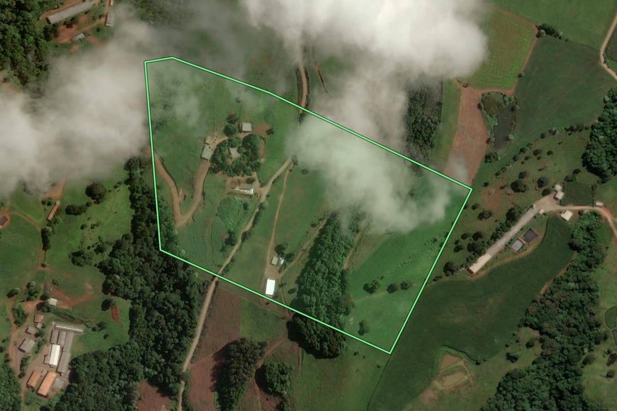 Imagem de satélite do imóvel rural em Irani (SC), com o contorno declarado no CAR desenhado por cima.