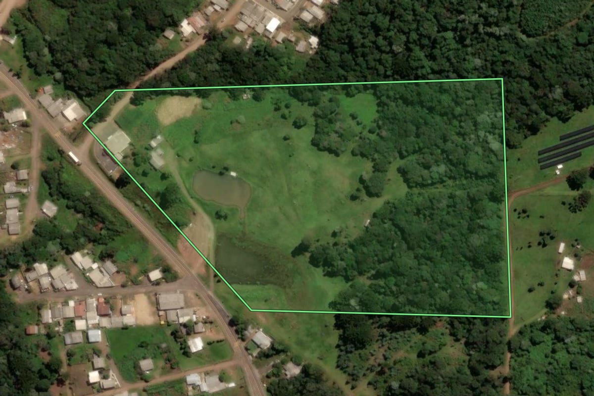 Imagem de satélite do imóvel rural em Irani (SC), com o contorno declarado no CAR desenhado por cima.