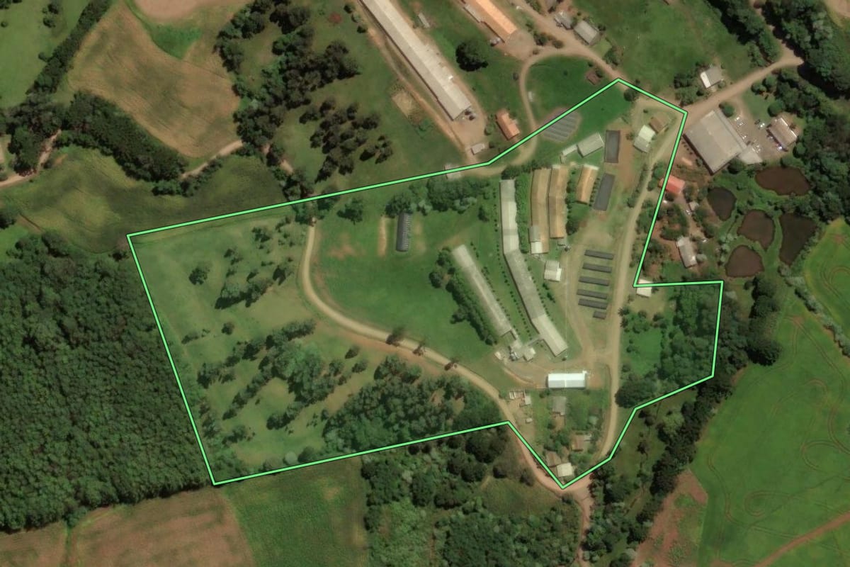 Imagem de satélite do imóvel rural em Irani (SC), com o contorno declarado no CAR desenhado por cima.
