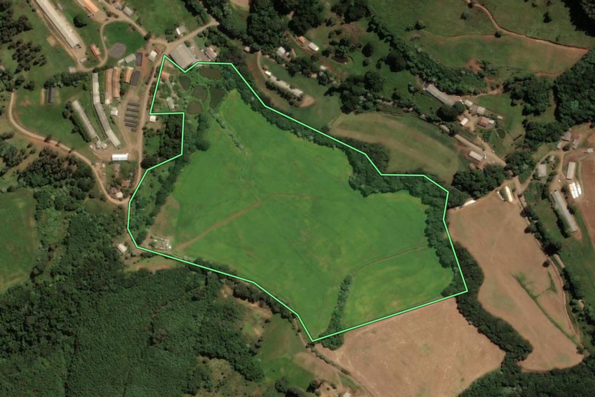 Imagem de satélite do imóvel rural em Irani (SC), com o contorno declarado no CAR desenhado por cima.