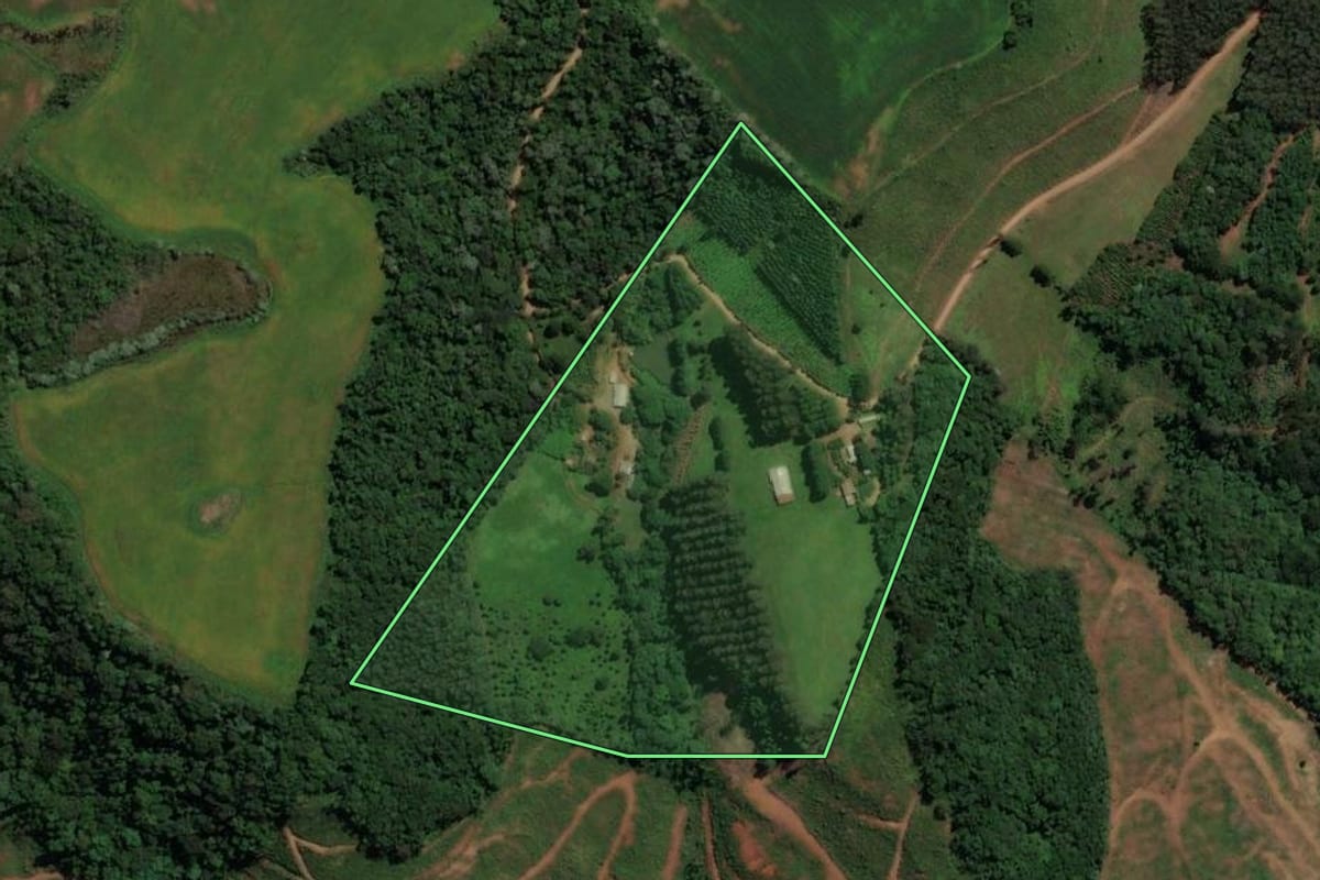 Imagem de satélite do imóvel rural em Irani (SC), com o contorno declarado no CAR desenhado por cima.