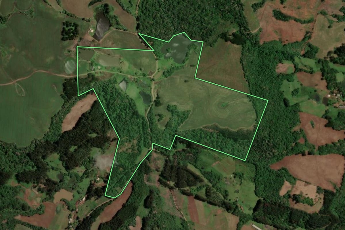 Imagem de satélite do imóvel rural em Irani (SC), com o contorno declarado no CAR desenhado por cima.
