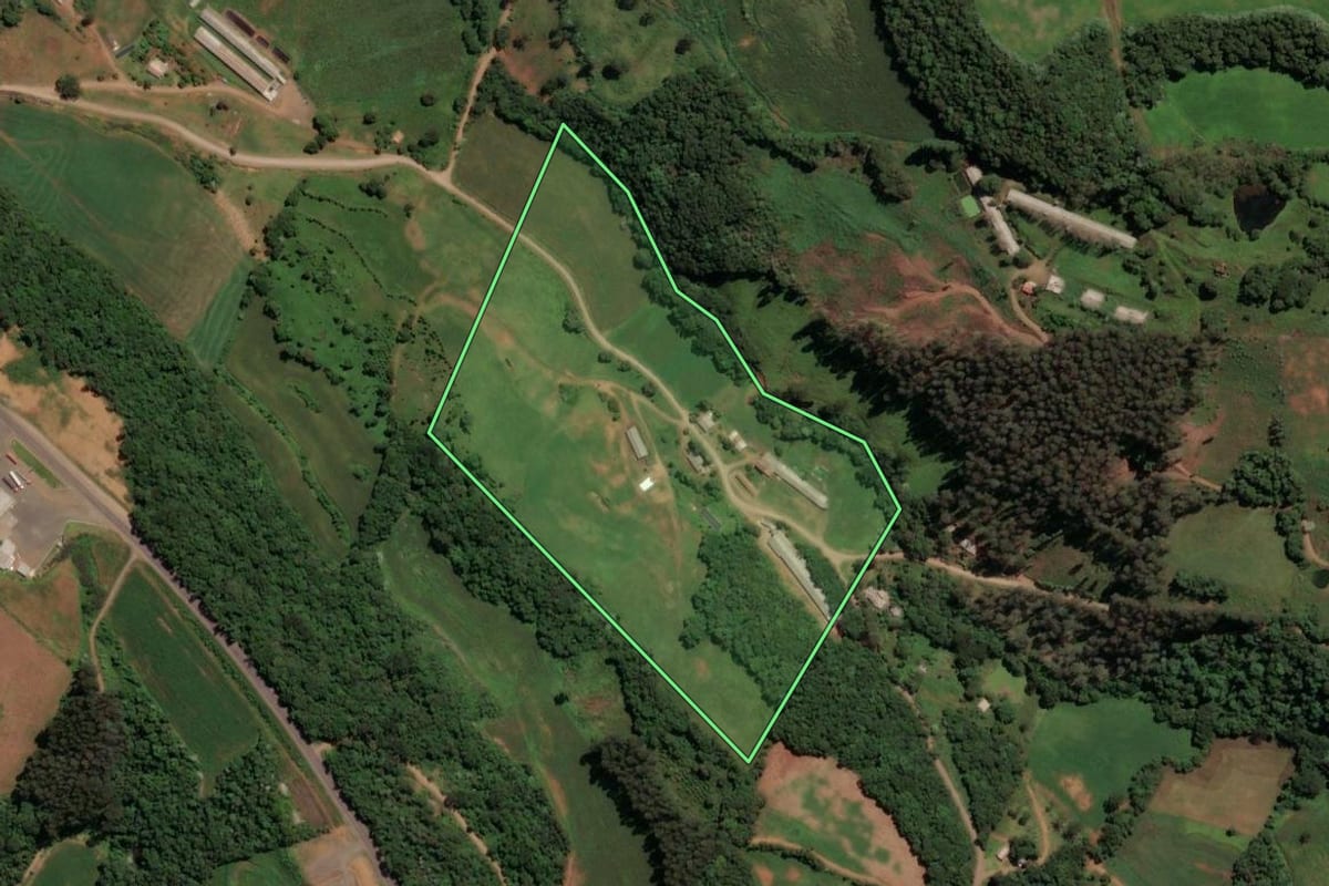 Imagem de satélite do imóvel rural em Irani (SC), com o contorno declarado no CAR desenhado por cima.
