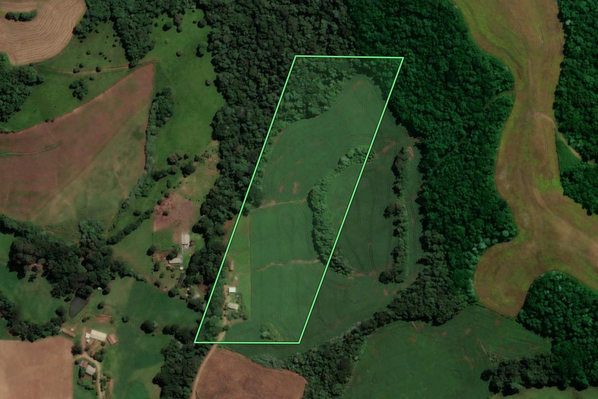 Imagem de satélite do imóvel rural em Irani (SC), com o contorno declarado no CAR desenhado por cima.
