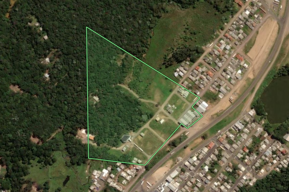 Imagem de satélite do imóvel rural em Irani (SC), com o contorno declarado no CAR desenhado por cima.