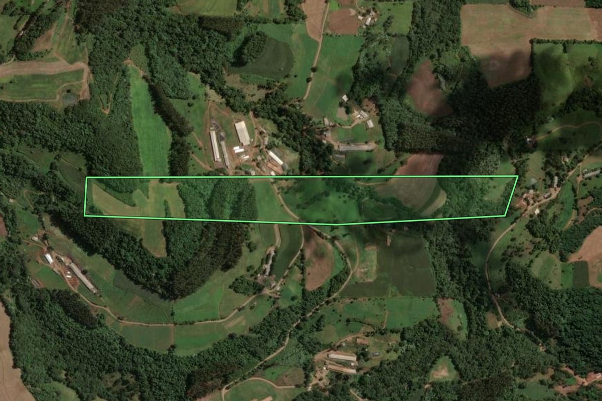 Imagem de satélite do imóvel rural em Irani (SC), com o contorno declarado no CAR desenhado por cima.