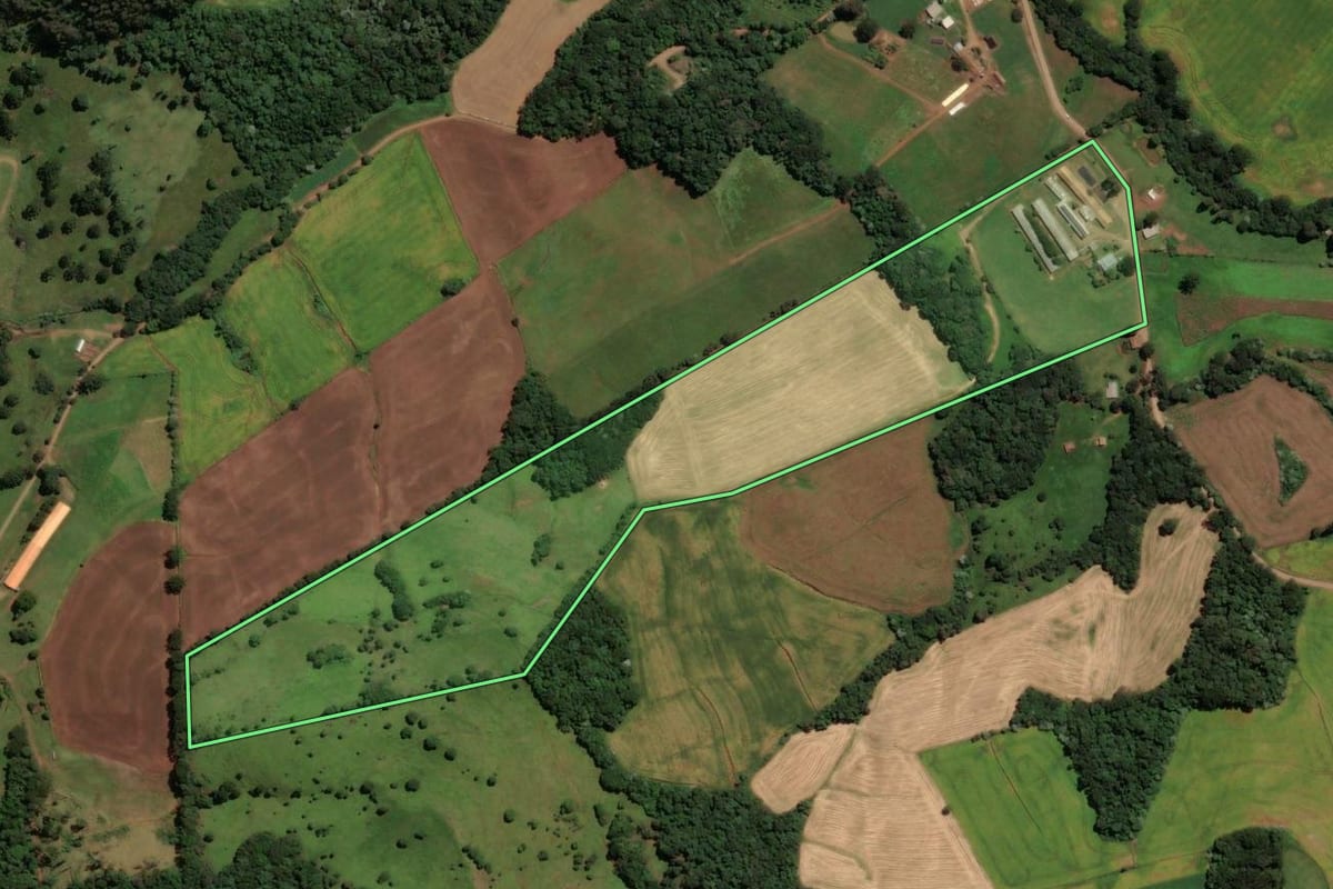Imagem de satélite do imóvel rural em Irani (SC), com o contorno declarado no CAR desenhado por cima.