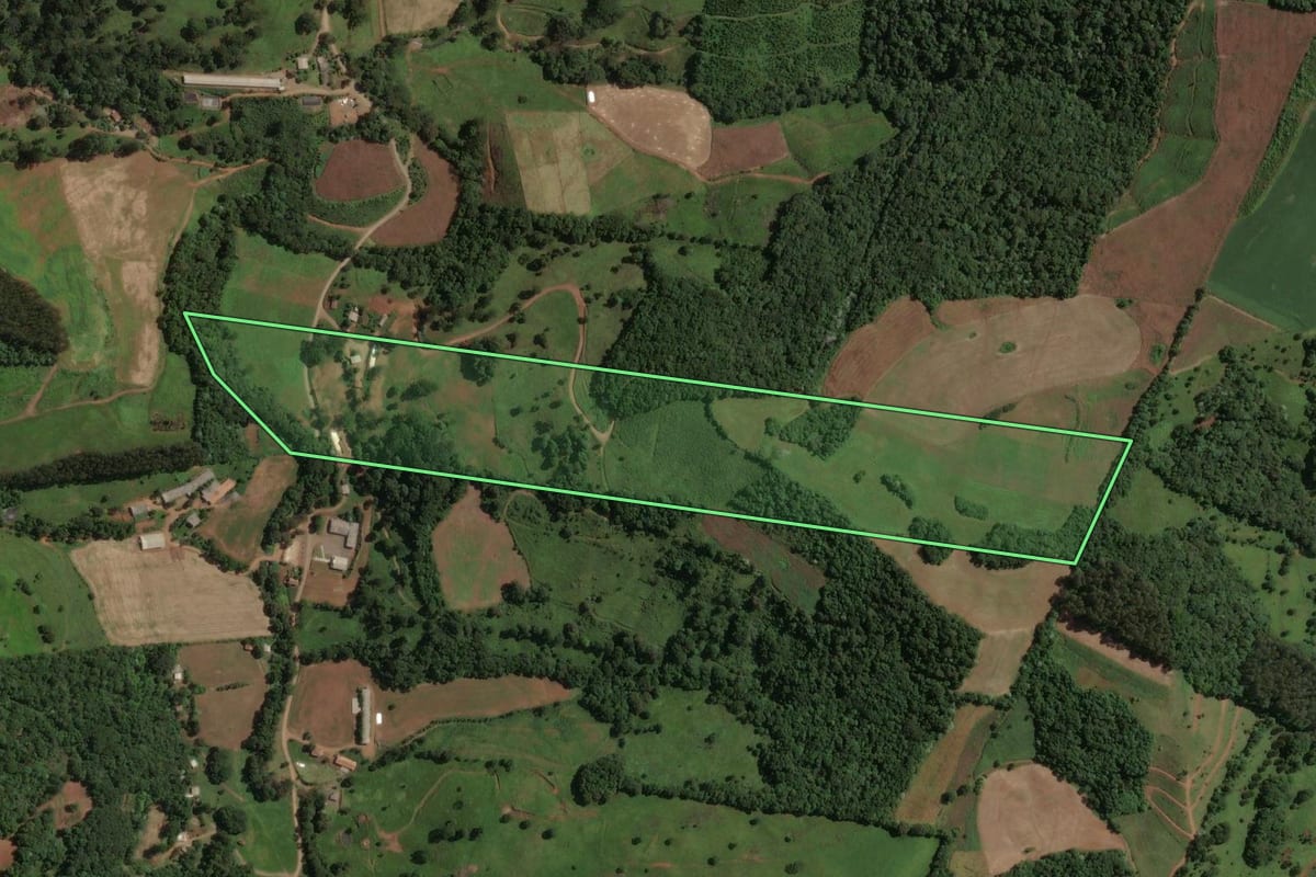 Imagem de satélite do imóvel rural em Irani (SC), com o contorno declarado no CAR desenhado por cima.